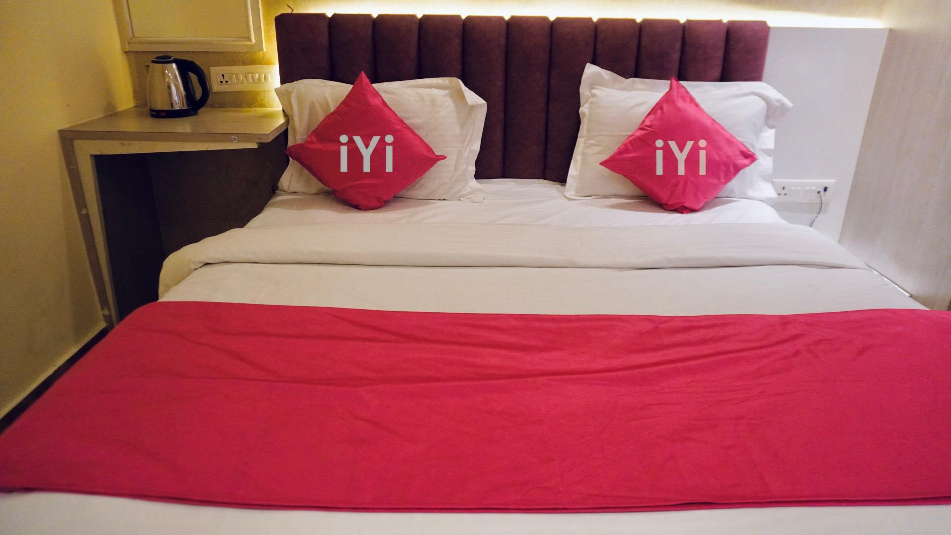 iYi Lavish Hotel Geetraj - Room