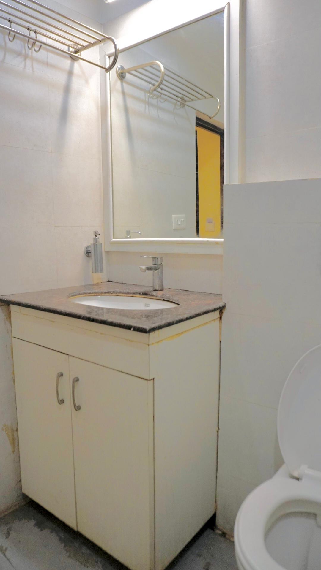 iYi Lavish Hotel Geetraj - Washroom